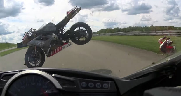 Vídeo mostra acidente de moto impressionante Vídeo mostra acidente de moto impressionante