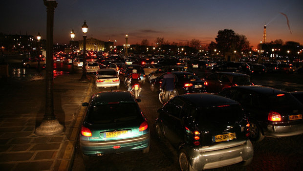 Paris pode banir carros antigos das ruas da cidade