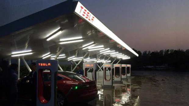 Tesla inaugura posto de recarga em Pequim