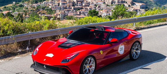 Ferrari revela F12 TRS