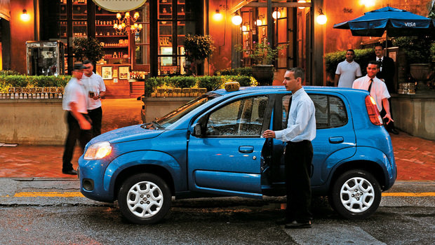 Pesquisa confirma que valets estacionam carros nas ruas