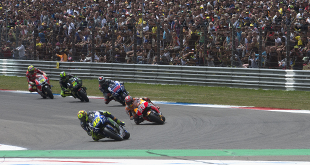 MotoGP: Rossi supera duelo com Márquez e vence em Assen MotoGP: Rossi supera duelo com Márquez e vence em Assen