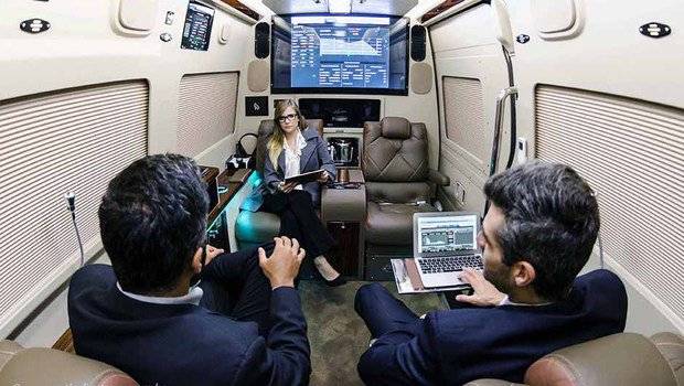 Uma van com interior de jatinho