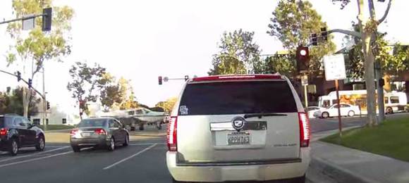 Avião faz pouso de emergência em avenida na Califórnia; veja