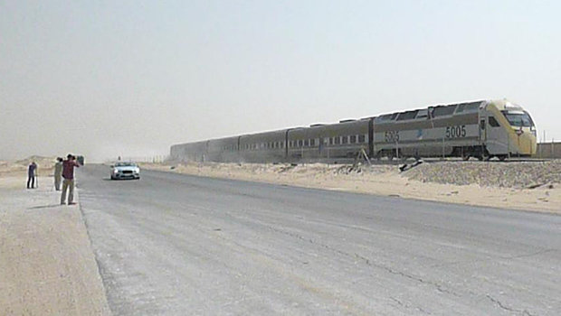 Bentley Continental GT V8 S vence corrida contra trem