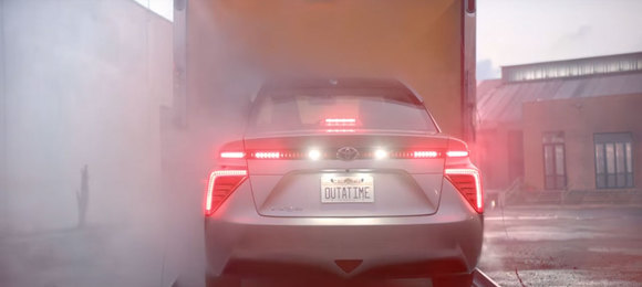 Toyota mostra Mirai com atores de ”De Volta para o Futuro”