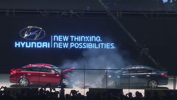 Para atestar qualidade, Hyundai colide Sonata americano com Sonata sul-coreano