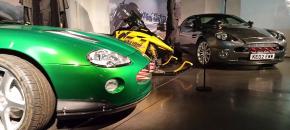 Visitamos a exposição dos carros de James Bond em Londres