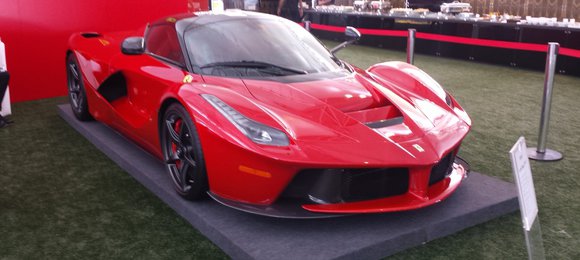 Ferrari expõe LaFerrari em Interlagos