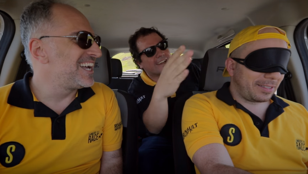 Um motorista vendado prova que câmera de ré é indispensável