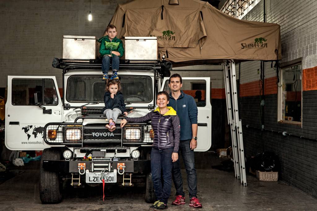 Casal roda o mundo em um Bandeirante para educar os filhos “na prática”