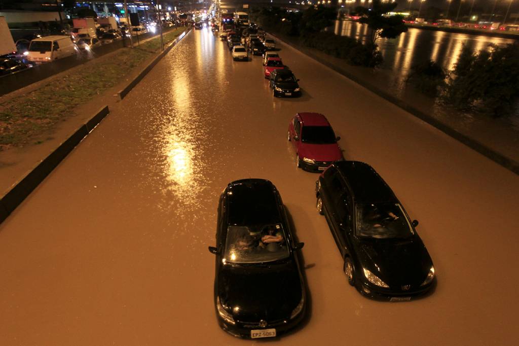 Veículos alagados Ponto de alagamento na avenida Salim Farah Maluf