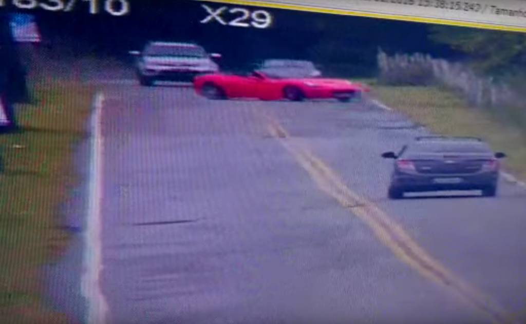 Vídeo: Ferrari California sofre acidente no Guarujá após ultrapassagem