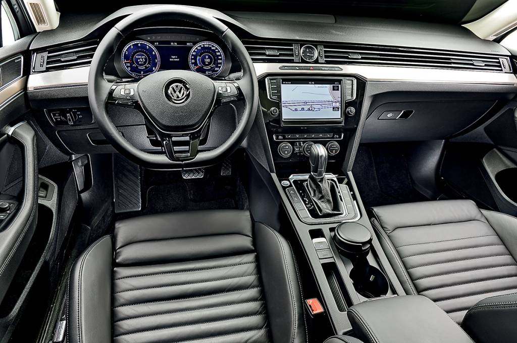 Interior traz elementos distintos da linha VW, como a forma contínua das saídas de ar