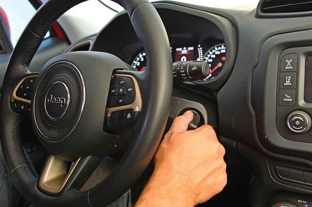 Renegade: chave travada no contato