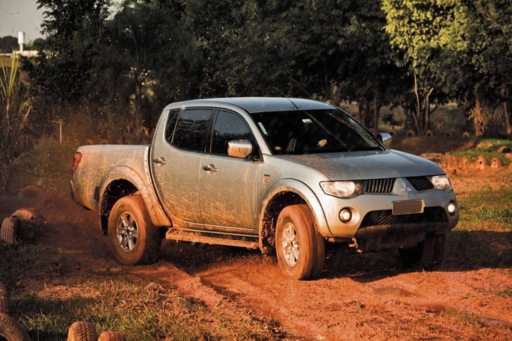 L200 Triton, picape modelo 2008 da Mitsubishi, durante teste de pneus para andar L200 Triton, picape modelo 2008 da Mitsubishi, durante teste de pneus para andar