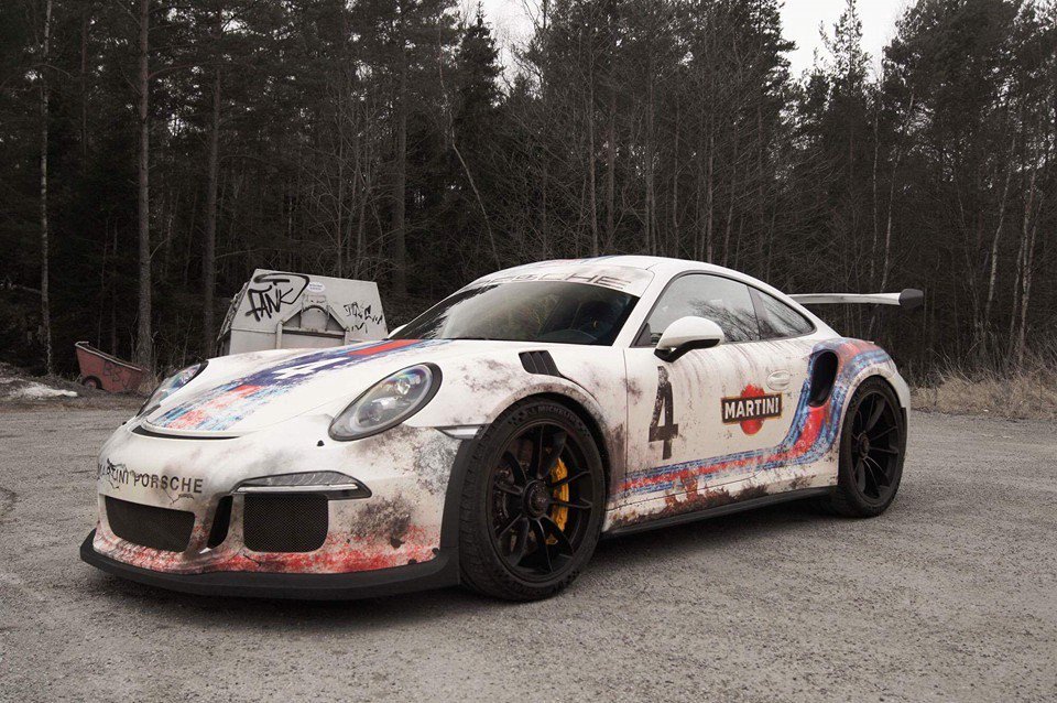 Porsche 911 GT3 RS ganha envelopamento com ar envelhecido