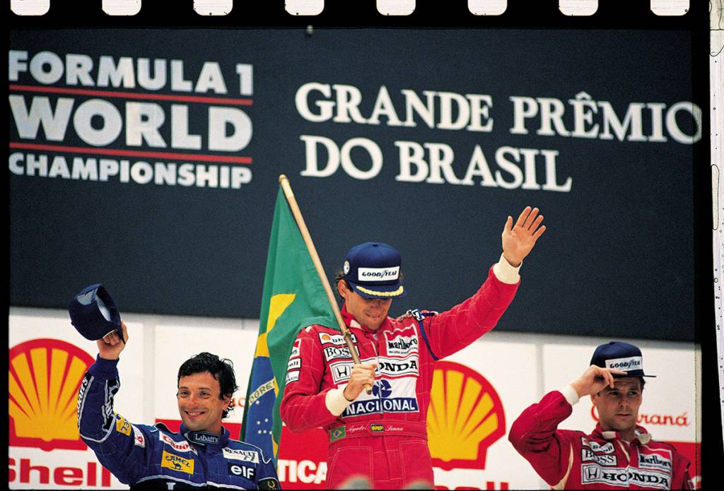 Ayrton Senna, da McLaren, comemorando a vitória no GP do Brasil de F1, entre Ric Ayrton Senna, da McLaren, comemorando a vitória no GP do Brasil de F1, entre Ric