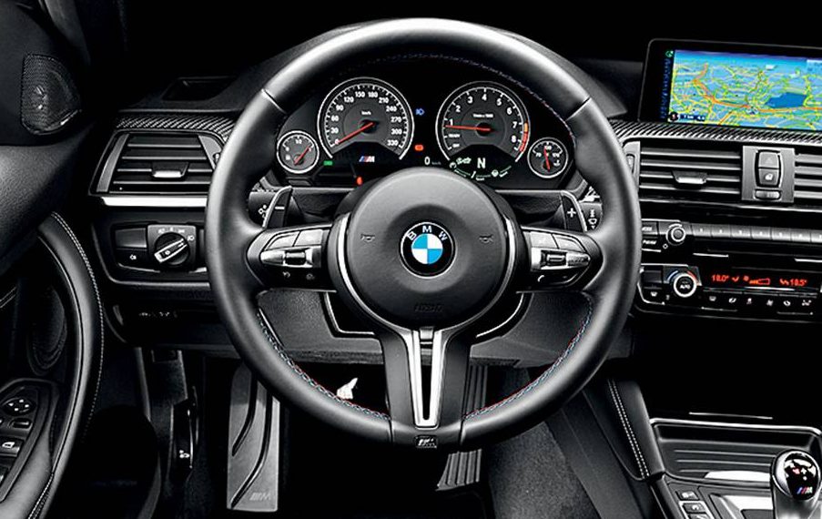 Volante do BMW é um pouco desalinhado em relação aos pedais