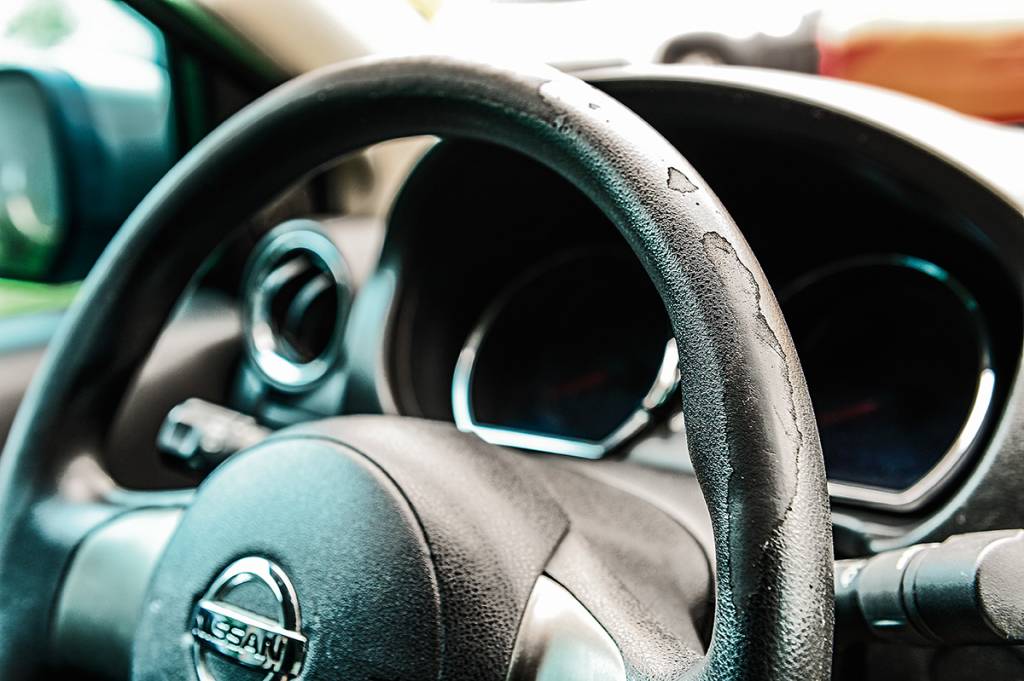 Autodefesa: desgaste no volante do Nissan Versa