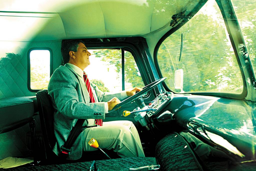 Ele já acumula 27 caminhões – e vai para o trabalho com a frota!