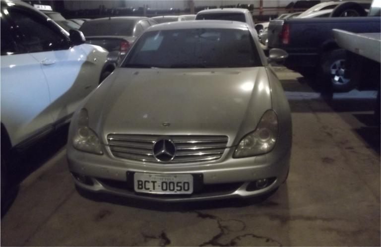 Mercedes CLS em galpão da polícia federal Mercedes CLS em galpão da polícia federal