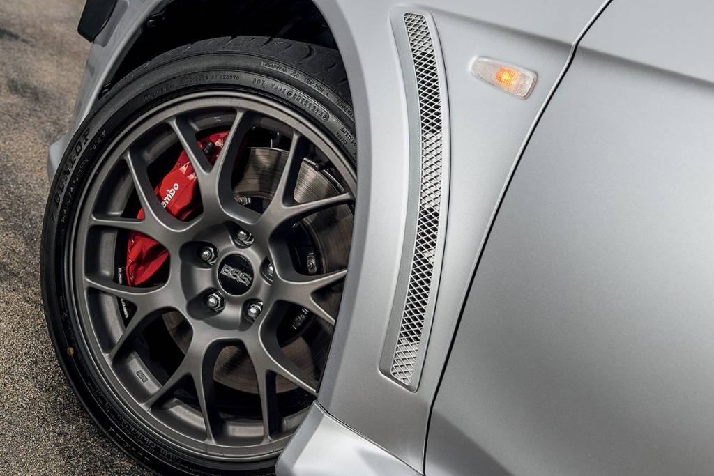 Subaru WRX STI x Mitsubishi Lancer Evo X John Easton Freios Brembo e rodas BBS: charmes do Evo X
