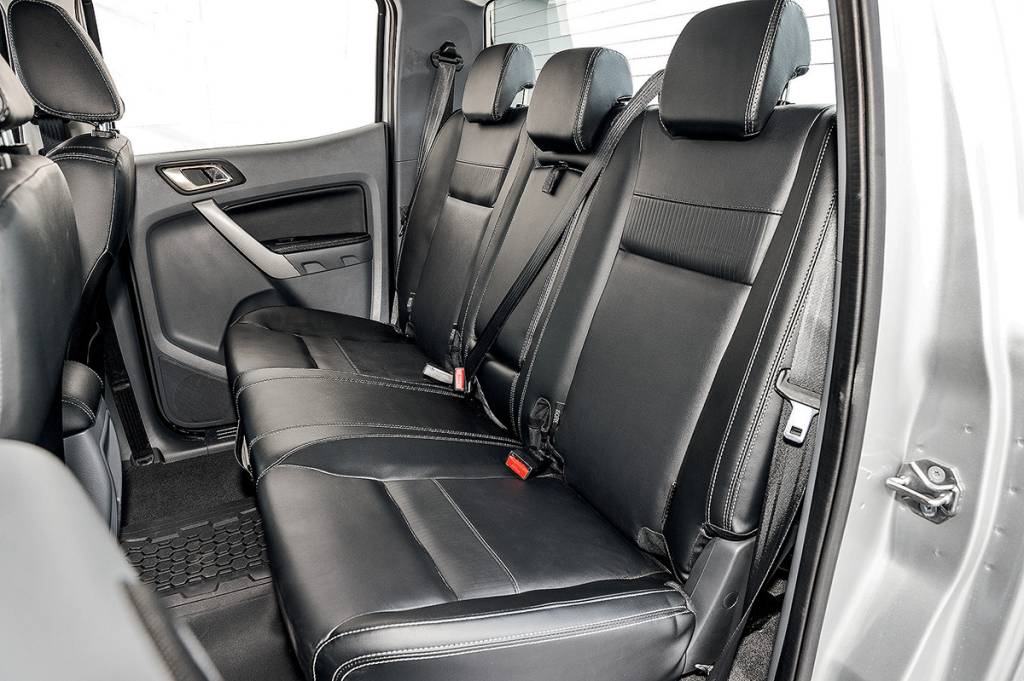 No banco traseiro, ganchos Isofix para fixação de cadeirinhas infantis