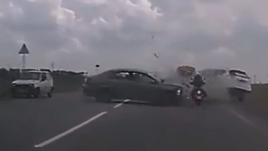 Acidente entre carros e moto Acidente entre carros e moto