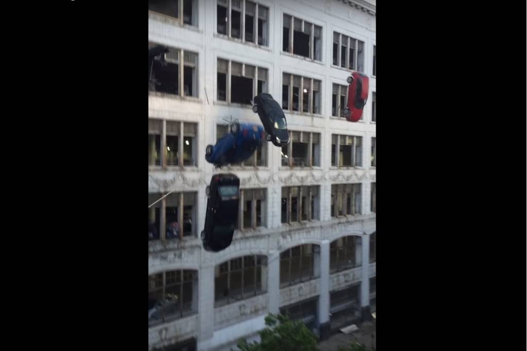 Vídeo flagra carros despencando de prédios e explosões em ‘Velozes e Furiosos 8’