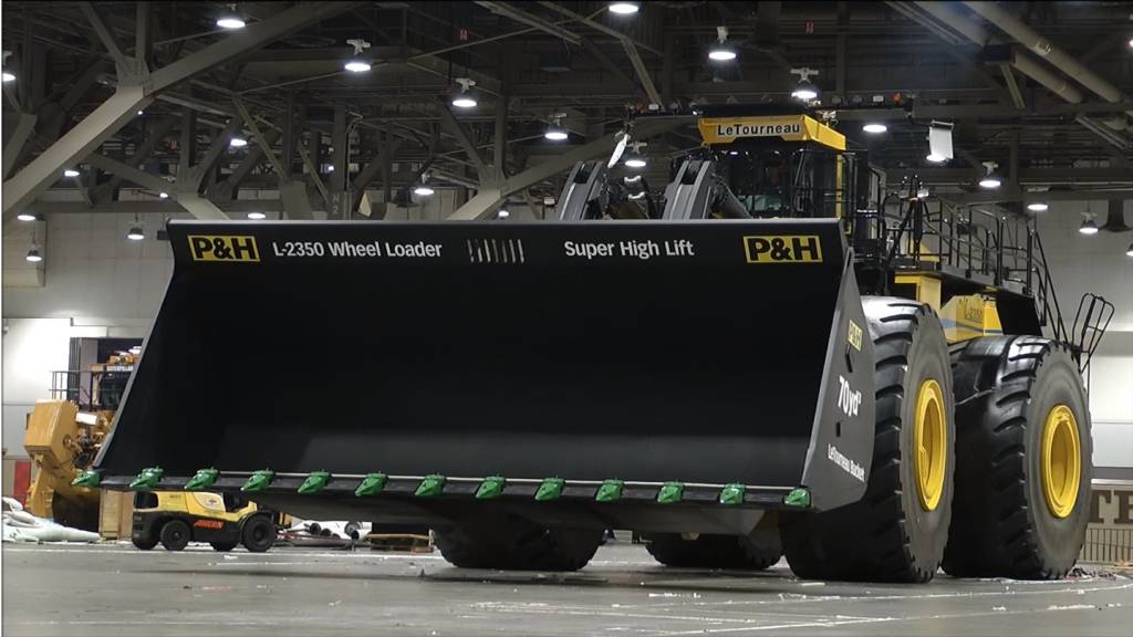 Vídeo: maior pá carregadeira do mundo levanta até 72,5 toneladas!