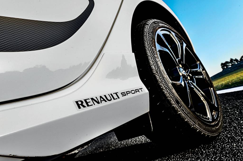 Peugeot 208 GT x Renault Sandero R.S. Peugeot 208 GT x Renault Sandero R.S.