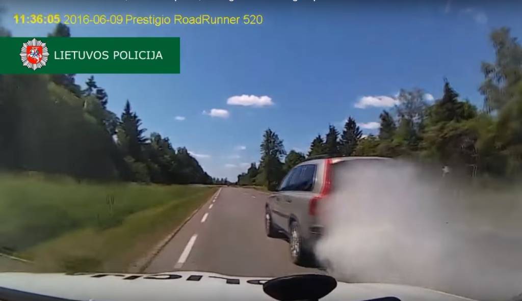 Vídeo: Volvo tenta despistar polícia com bomba de fumaça e pregos na Lituânia
