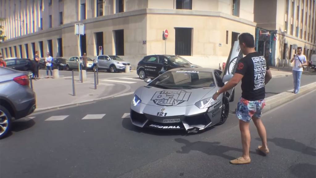 Lamborghini Aventador bate na França Lamborghini Aventador bate na França