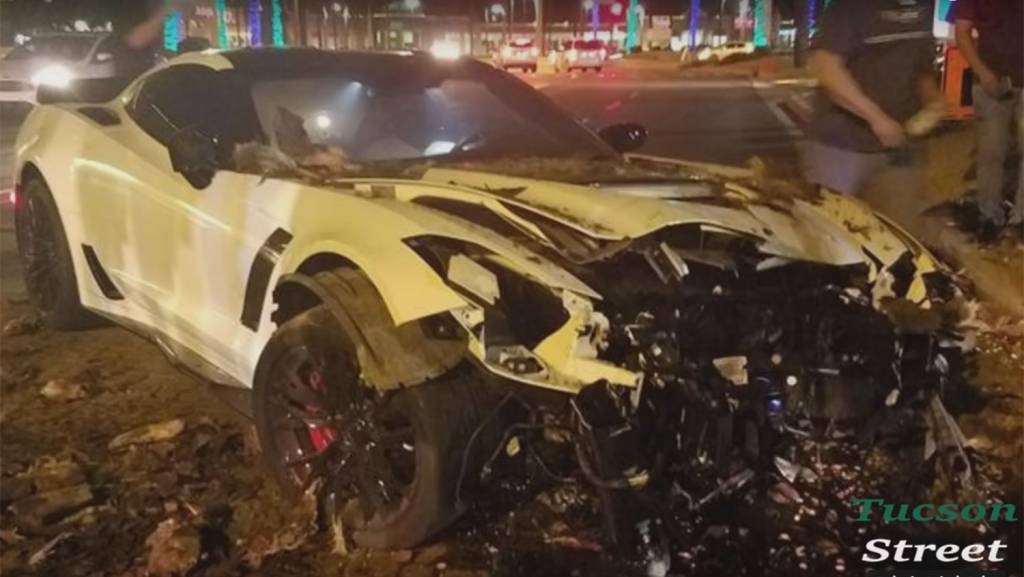 Vídeo: motorista ruim de braço bate Corvette Z06 em árvore
