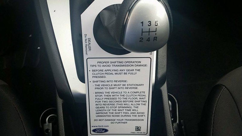 Ford coloca instruções de uso em carros com câmbio manual nos EUA