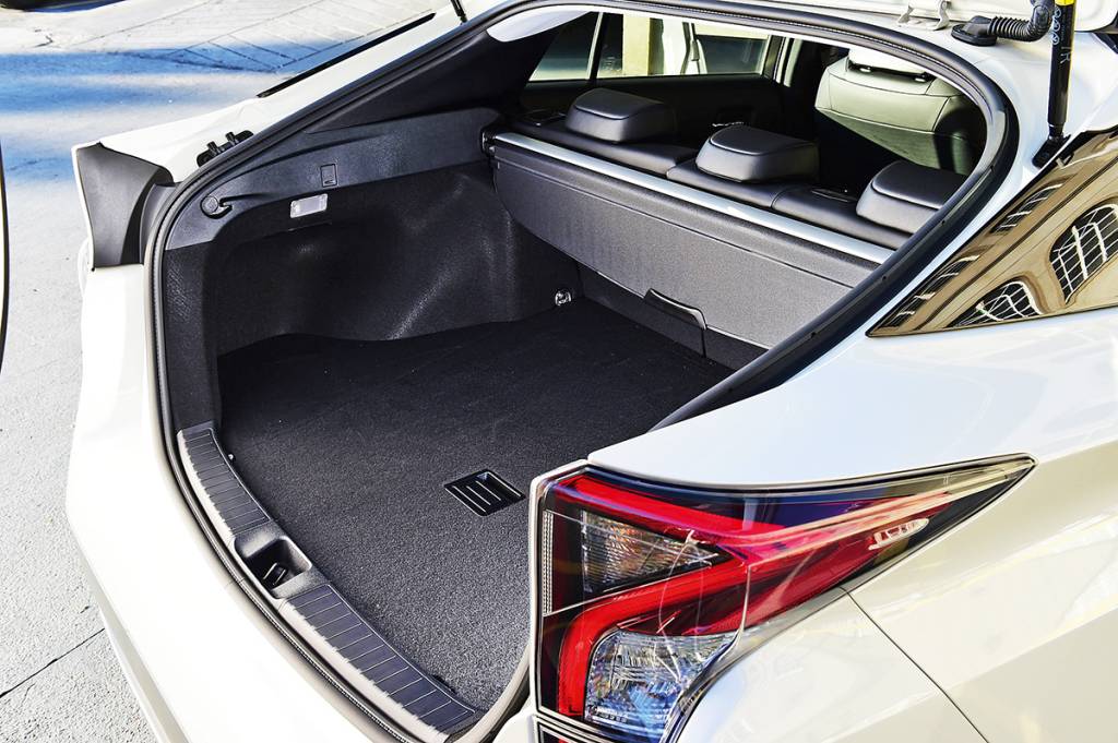 Tampa de vidro do Prius forma uma peça única, facilitando a colocação e retirada de malas