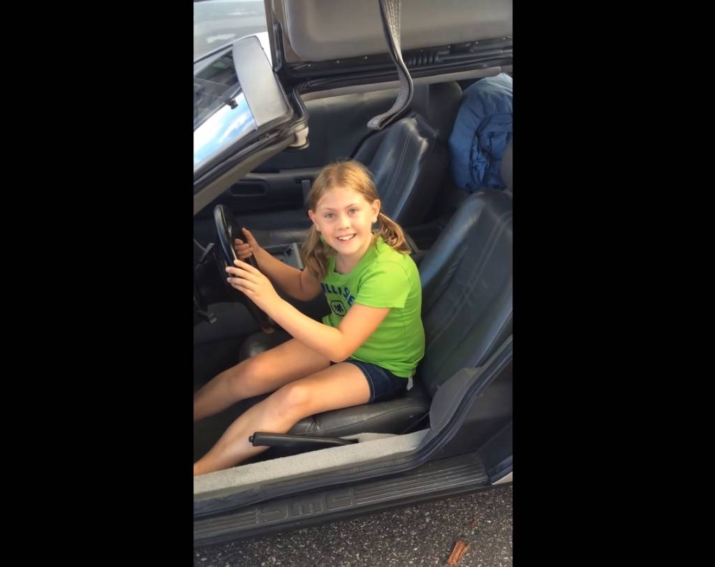 Menina fica eufórica ao ganhar um DeLorean DMC-12 Menina fica eufórica ao ganhar um DeLorean DMC-12