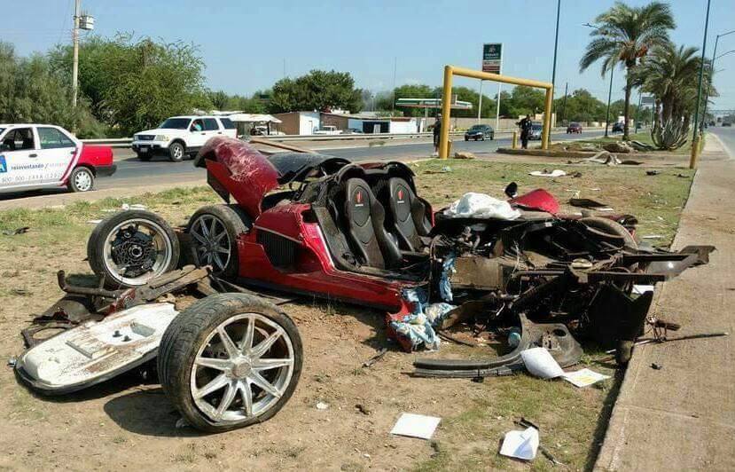 Raro Koenigsegg CCX fica destruído após capotar no México