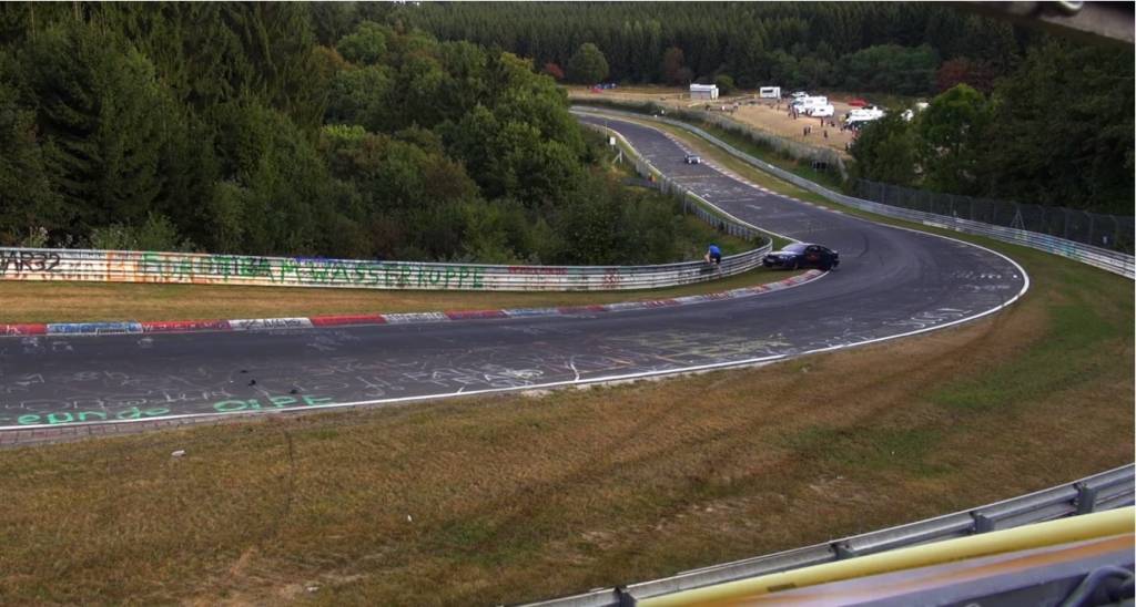 Sucessão de erros em Nürburgring quase causa atropelamento