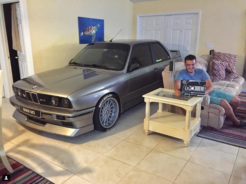 BMW M3 E30 é guardado dentro de casa para ser protegido do furacão Matthew