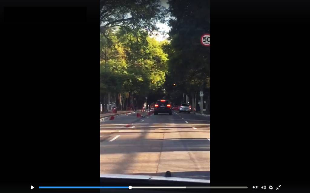 Motorista em SUV de luxo derruba cones em São Paulo Motorista em SUV de luxo derruba cones em São Paulo
