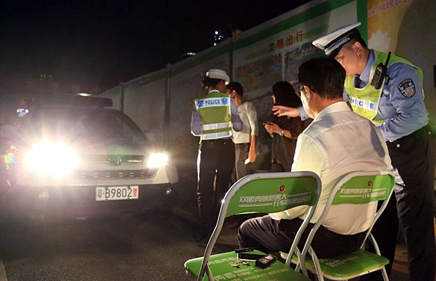 Na China, quem usa farol alto sem necessidade é punido com o mesmo veneno