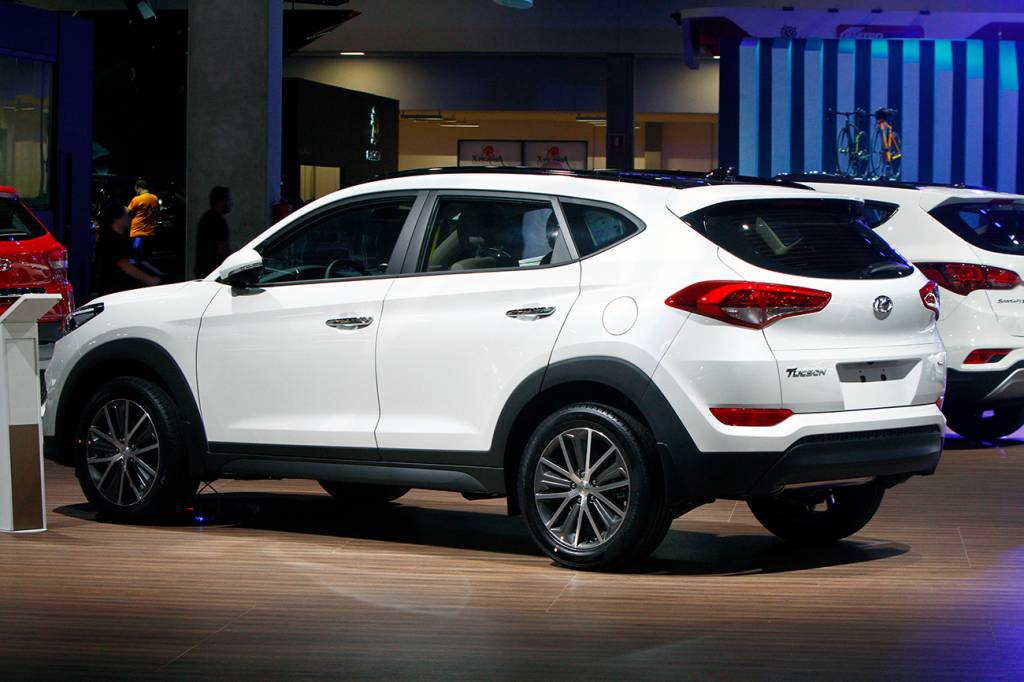 Hyundai New Tucson New Tucson em posição 3x4 de traseira