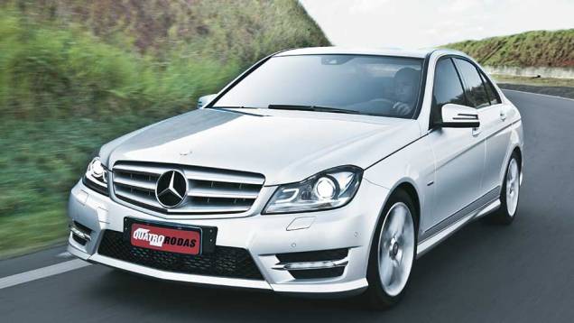 O face-lift foi sutil, mas conferiu ares mais esportivos ao sedã da Mercedes <a href="https://preprod.quatrorodas.abril.com.br/carros/testes/mercedes-benz-c-250-cgi-sport-633758.shtml" target="_blank" rel="migration">Leia mais</a> O face-lift foi sutil, mas conferiu ares mais esportivos ao sedã da Mercedes <a href="https://preprod.quatrorodas.abril.com.br/carros/testes/mercedes-benz-c-250-cgi-sport-633758.shtml" target="_blank" rel="migration">Leia mais</a>
