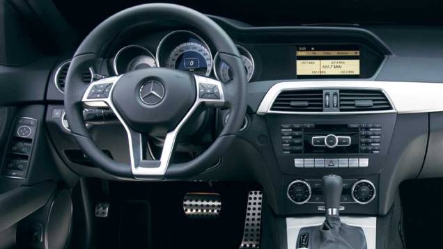 Pequenos retoques mudaram o ar conservador do painel. A tela de 7 polegadas é exclusiva da versão C 250 CGI <a href="https://preprod.quatrorodas.abril.com.br/carros/testes/mercedes-benz-c-250-cgi-sport-633758.shtml" target="_blank" rel="migration">Leia mais</a> Pequenos retoques mudaram o ar conservador do painel. A tela de 7 polegadas é exclusiva da versão C 250 CGI <a href="https://preprod.quatrorodas.abril.com.br/carros/testes/mercedes-benz-c-250-cgi-sport-633758.shtml" target="_blank" rel="migration">Leia mais</a>