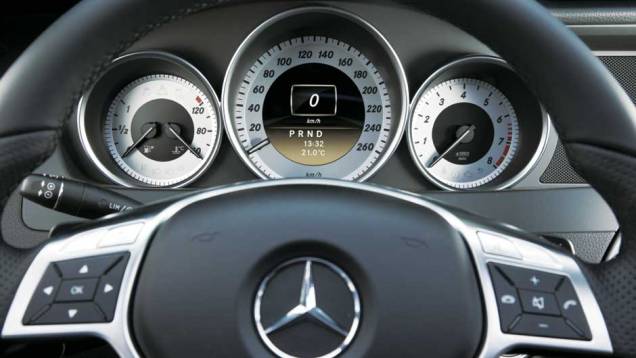 Tela central do painel agora é de alta definição <a href="https://preprod.quatrorodas.abril.com.br/carros/testes/mercedes-benz-c-250-cgi-sport-633758.shtml" target="_blank" rel="migration">Leia mais</a> Tela central do painel agora é de alta definição <a href="https://preprod.quatrorodas.abril.com.br/carros/testes/mercedes-benz-c-250-cgi-sport-633758.shtml" target="_blank" rel="migration">Leia mais</a>