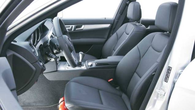 Ajuste dos bancos é elétrico <a href="https://preprod.quatrorodas.abril.com.br/carros/testes/mercedes-benz-c-250-cgi-sport-633758.shtml" target="_blank" rel="migration">Leia mais</a> Ajuste dos bancos é elétrico <a href="https://preprod.quatrorodas.abril.com.br/carros/testes/mercedes-benz-c-250-cgi-sport-633758.shtml" target="_blank" rel="migration">Leia mais</a>