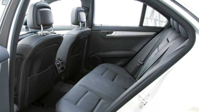 Passageiros de trás têm espaço de sobra <a href="https://preprod.quatrorodas.abril.com.br/carros/testes/mercedes-benz-c-250-cgi-sport-633758.shtml" target="_blank" rel="migration">Leia mais</a> Passageiros de trás têm espaço de sobra <a href="https://preprod.quatrorodas.abril.com.br/carros/testes/mercedes-benz-c-250-cgi-sport-633758.shtml" target="_blank" rel="migration">Leia mais</a>