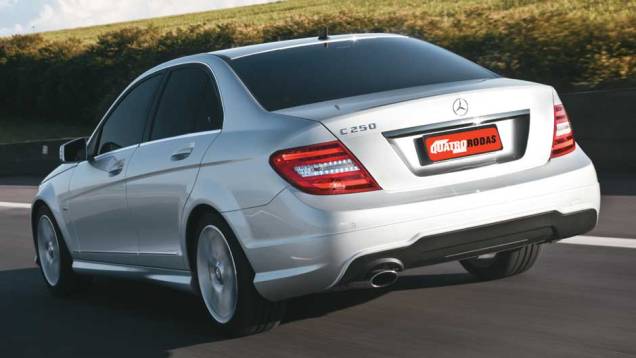 A carroceria não mudou nas laterais e na traseira. A novidade fica por conta das lanternas, agora formadas por leds <a href="https://preprod.quatrorodas.abril.com.br/carros/testes/mercedes-benz-c-250-cgi-sport-633758.shtml" target="_blank" rel="migration">Leia mais</a> A carroceria não mudou nas laterais e na traseira. A novidade fica por conta das lanternas, agora formadas por leds <a href="https://preprod.quatrorodas.abril.com.br/carros/testes/mercedes-benz-c-250-cgi-sport-633758.shtml" target="_blank" rel="migration">Leia mais</a>